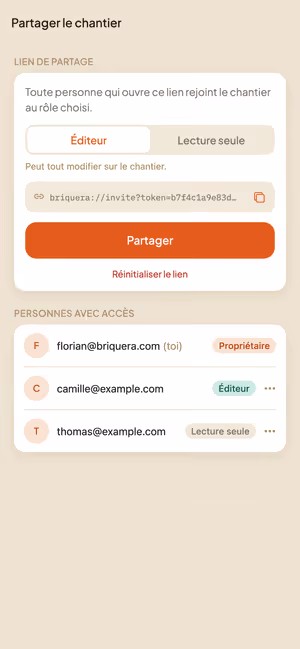 Écran de partage de Briquera : liste des personnes invitées sur le chantier et leur rôle.
